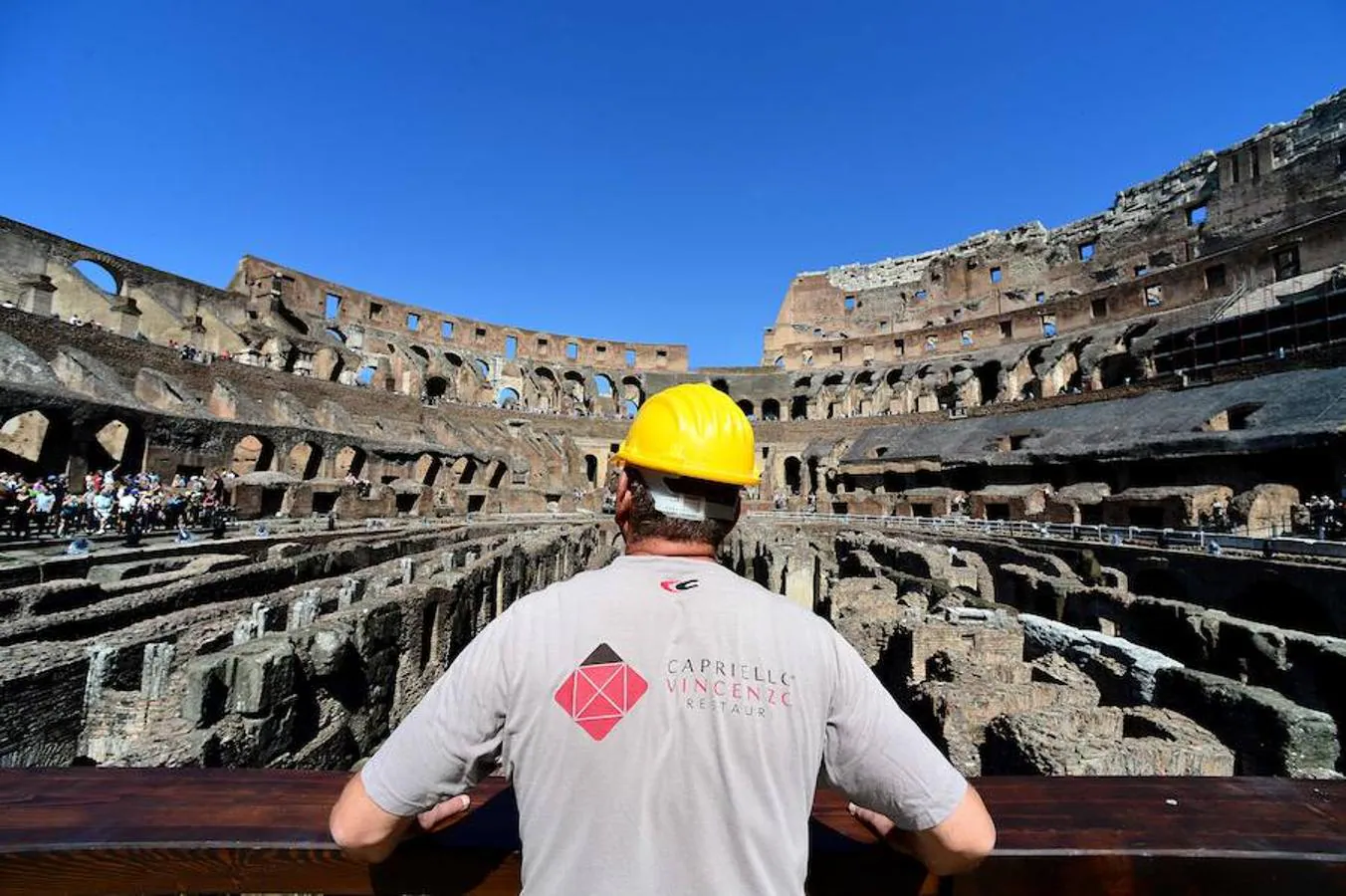 Operarios de la reforma observan el Coliseo