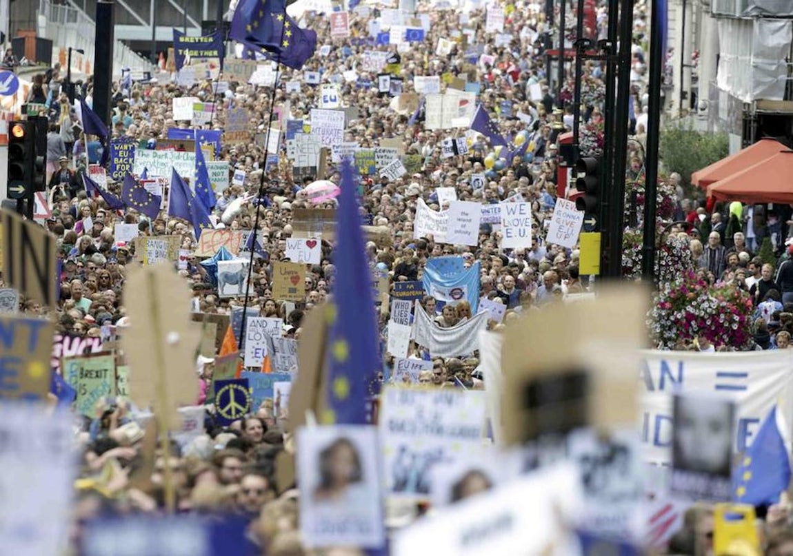 Miles de personas han acudido a la manifestación contra el Brexit. 