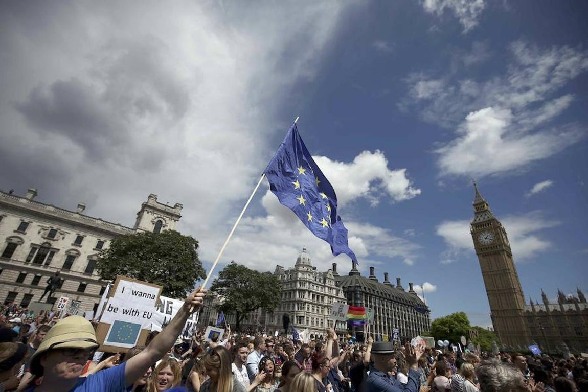 Miles de personas se manifiestan contra el Brexit, en imágenes