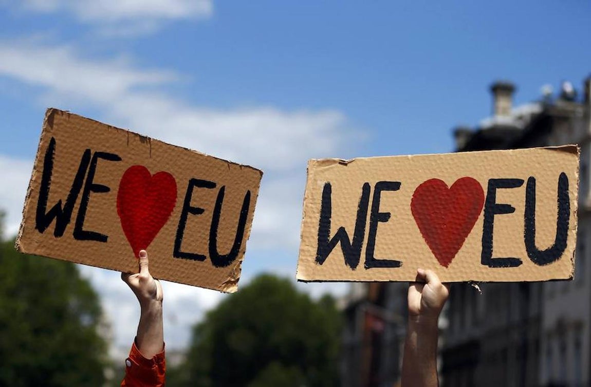 Y proclaman su amor por la UE. 