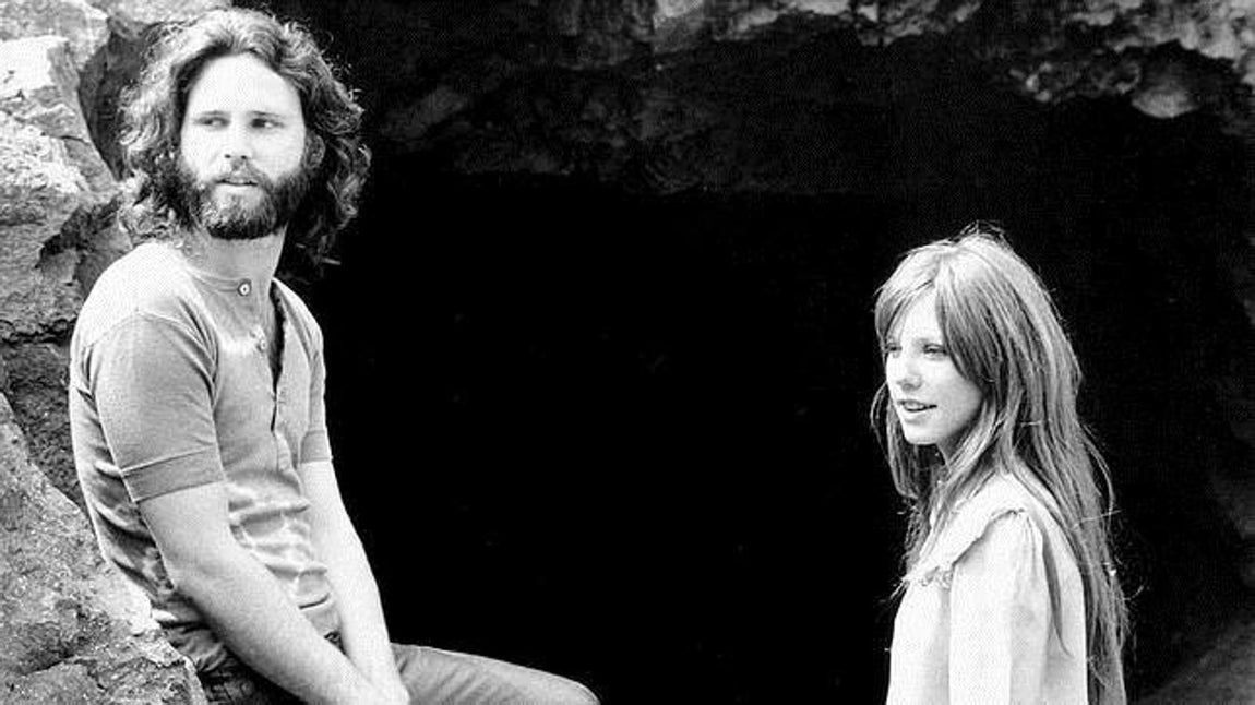 Jim Morrison y su pareja Pamela Courson. 