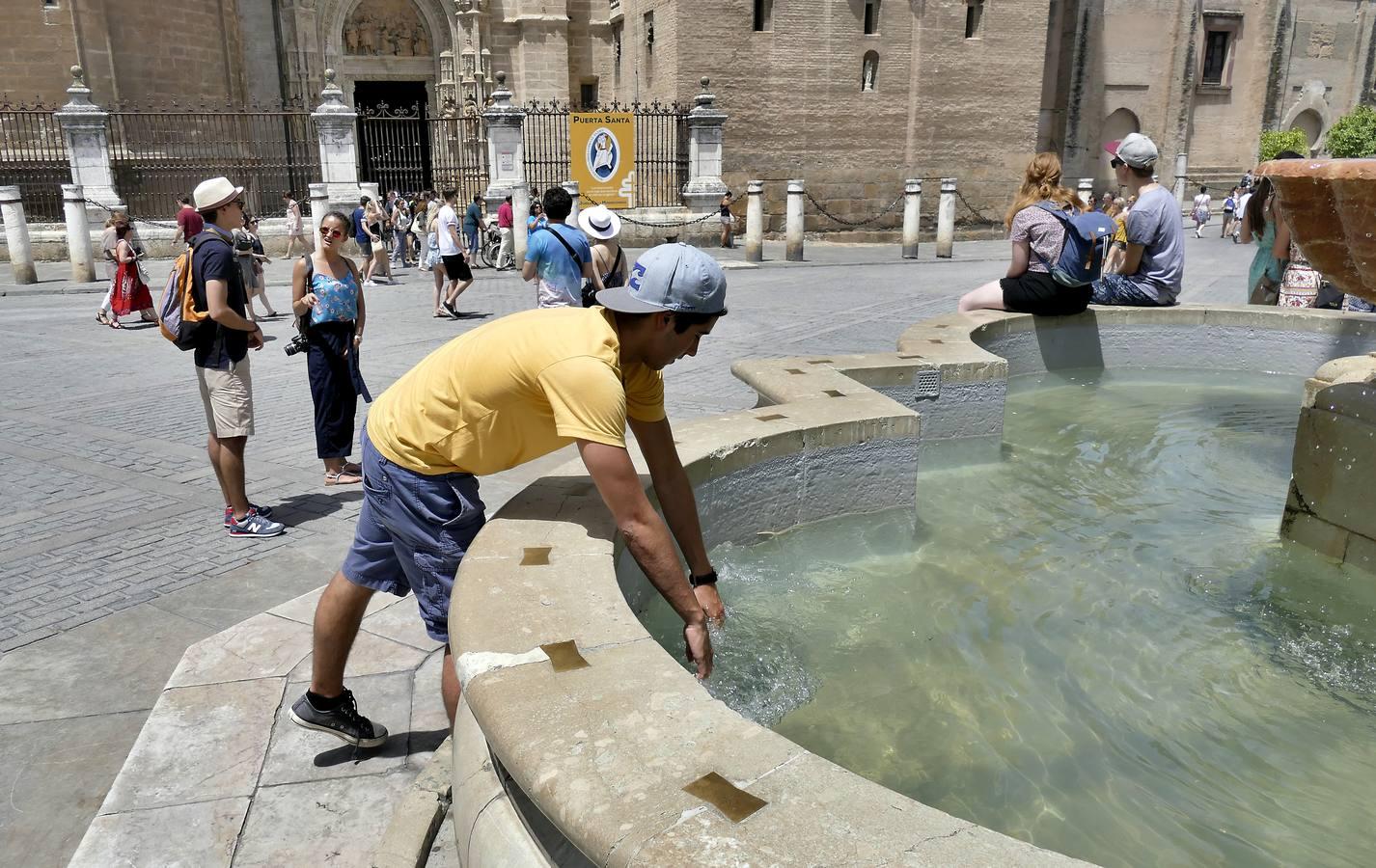 Fuentes invadidas en la segunda alerta amarilla del verano en Sevilla