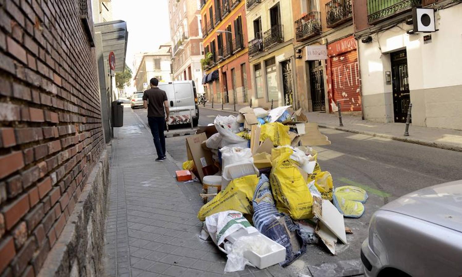 4. Basura y escombros invaden la calle Amaniel