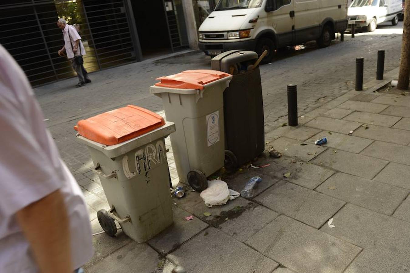 10. Restos putrefactos pegados a la acera en la calle Corredera Baja de San Pablo