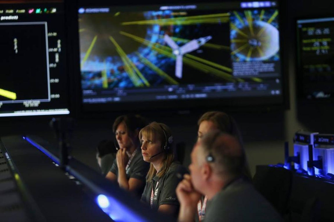 Algunos de los miembros de la NASA controlan la llegada a la órbita que rodea a Júpiter desde el Laboratorio de Propulsión a Chorro situado en Pasadena, California.. 