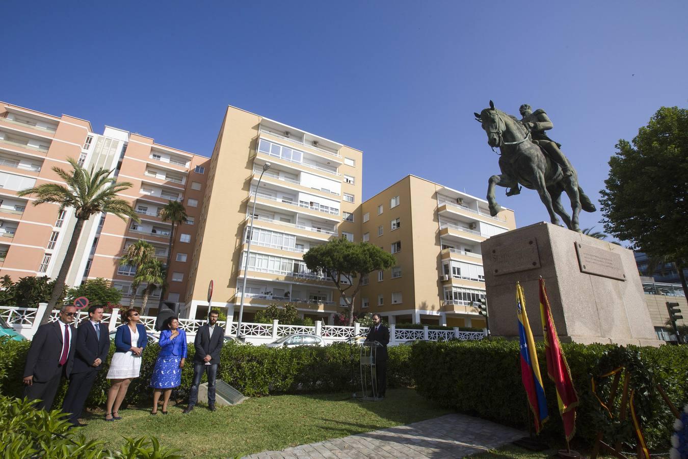 Ofrenda floral ante el monumento de Simón Bolívar