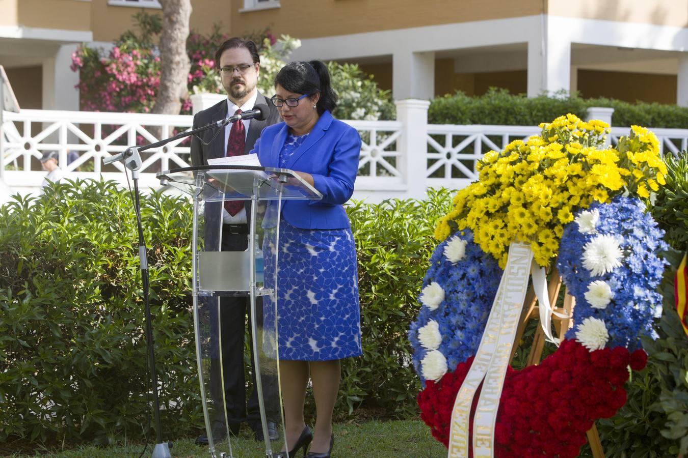 Ofrenda floral ante el monumento de Simón Bolívar