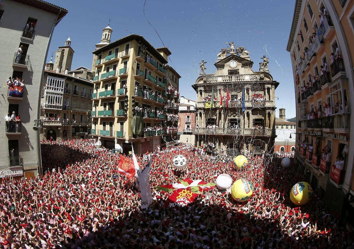 Miles de personas esperan ansiosas con el inicio de las fiestas de San Fermín 2016 con el tradicional lanzamiento del «chupinazo» desde el balcón del Ayuntamiento de Pamplona. 