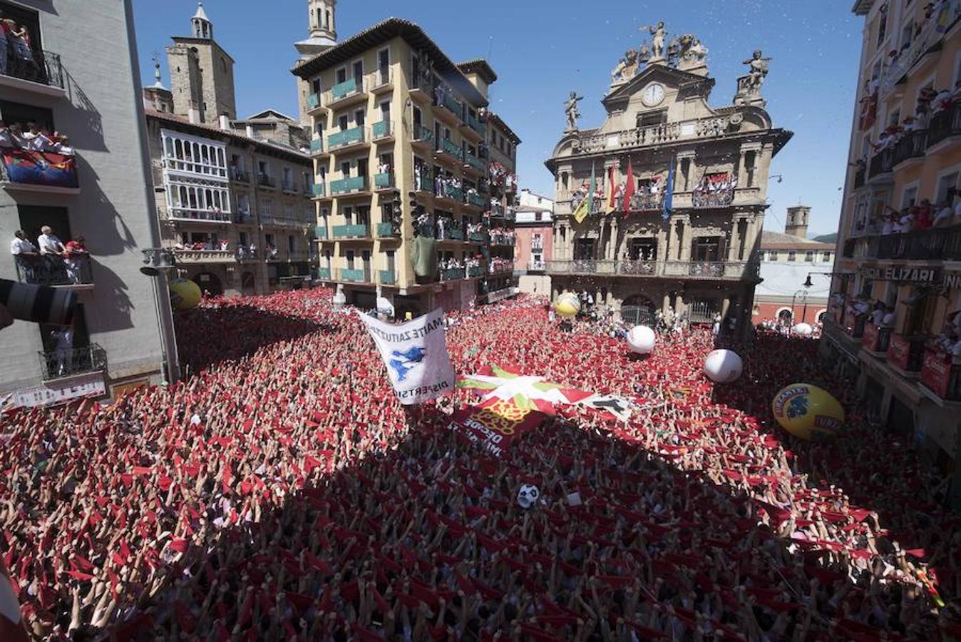 Cada año aumenta el número de personas, tanto españolas como extranjeras, que se animan a vivir en persona esta celebración. 