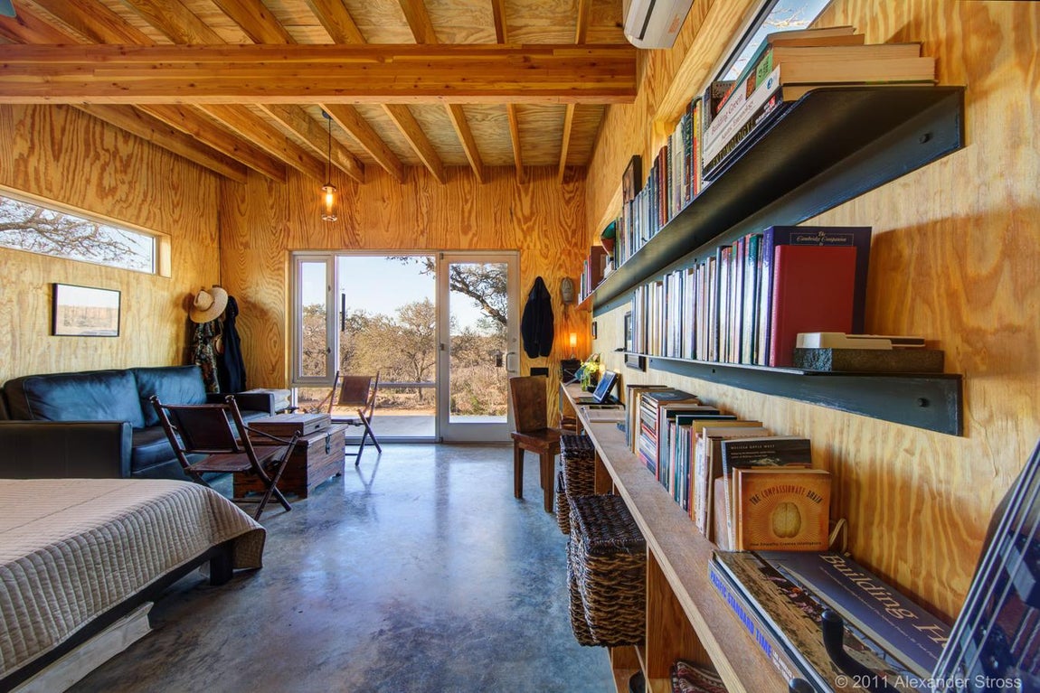 Ocho amigos construyeron un pueblo para estar juntos. A las afueras de Austin, Texas, cuatro hectáreas de terreno albergan las cabañas ecológicas de cuatro parejas de amigos que decidieron apostar por estas más cerca unos de otros y de la naturaleza. Con la ayuda del arquitecto Matt García e inspirados por el movimiento de las min-casas han creado un entorno respetuoso con el medio ambiente que potencia la vida en comunidad pero deja un espacio para la intimidad de cada pareja.