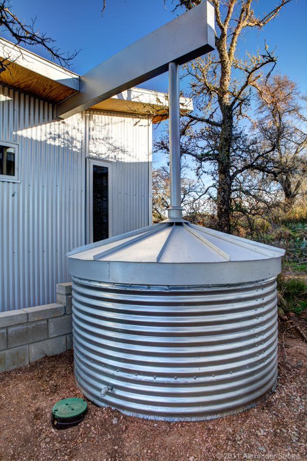Ocho amigos construyeron un pueblo para estar juntos. A las afueras de Austin, Texas, cuatro hectáreas de terreno albergan las cabañas ecológicas de cuatro parejas de amigos que decidieron apostar por estas más cerca unos de otros y de la naturaleza. Con la ayuda del arquitecto Matt García e inspirados por el movimiento de las min-casas han creado un entorno respetuoso con el medio ambiente que potencia la vida en comunidad pero deja un espacio para la intimidad de cada pareja.