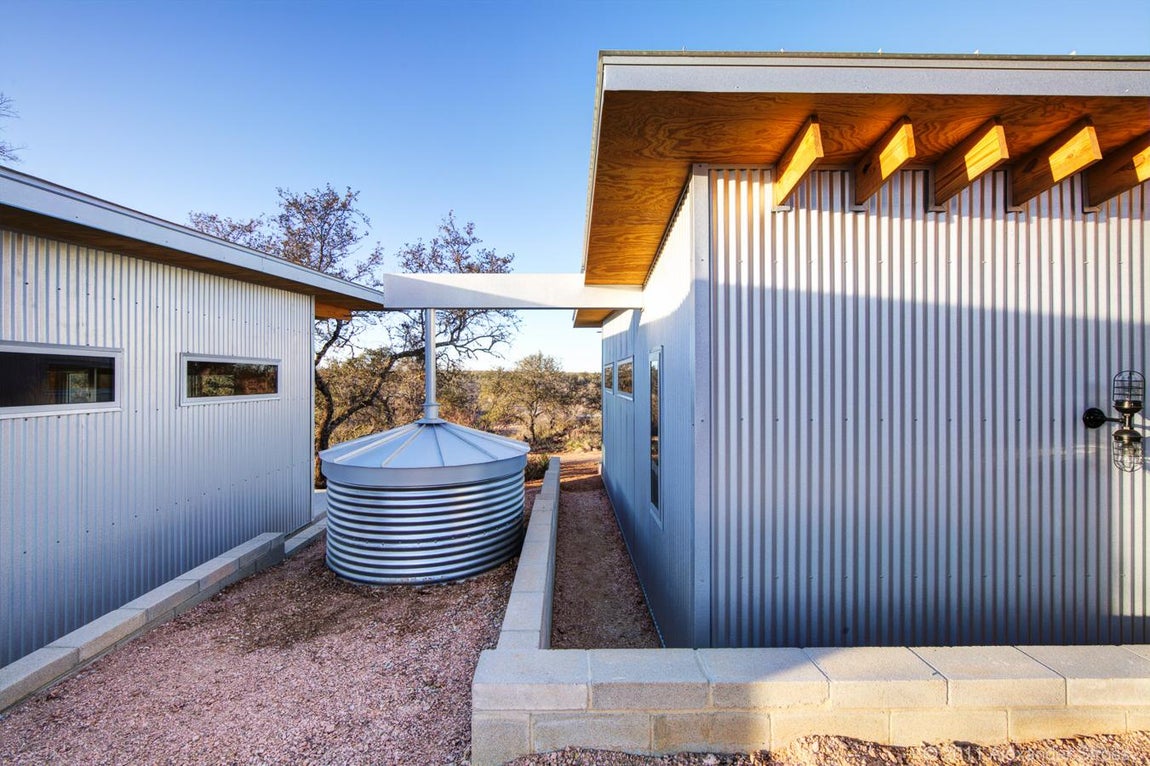 Ocho amigos construyeron un pueblo para estar juntos. A las afueras de Austin, Texas, cuatro hectáreas de terreno albergan las cabañas ecológicas de cuatro parejas de amigos que decidieron apostar por estas más cerca unos de otros y de la naturaleza. Con la ayuda del arquitecto Matt García e inspirados por el movimiento de las min-casas han creado un entorno respetuoso con el medio ambiente que potencia la vida en comunidad pero deja un espacio para la intimidad de cada pareja.