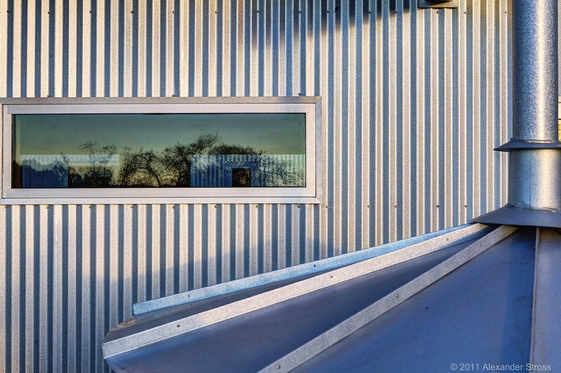 Ocho amigos construyeron un pueblo para estar juntos. A las afueras de Austin, Texas, cuatro hectáreas de terreno albergan las cabañas ecológicas de cuatro parejas de amigos que decidieron apostar por estas más cerca unos de otros y de la naturaleza. Con la ayuda del arquitecto Matt García e inspirados por el movimiento de las min-casas han creado un entorno respetuoso con el medio ambiente que potencia la vida en comunidad pero deja un espacio para la intimidad de cada pareja.