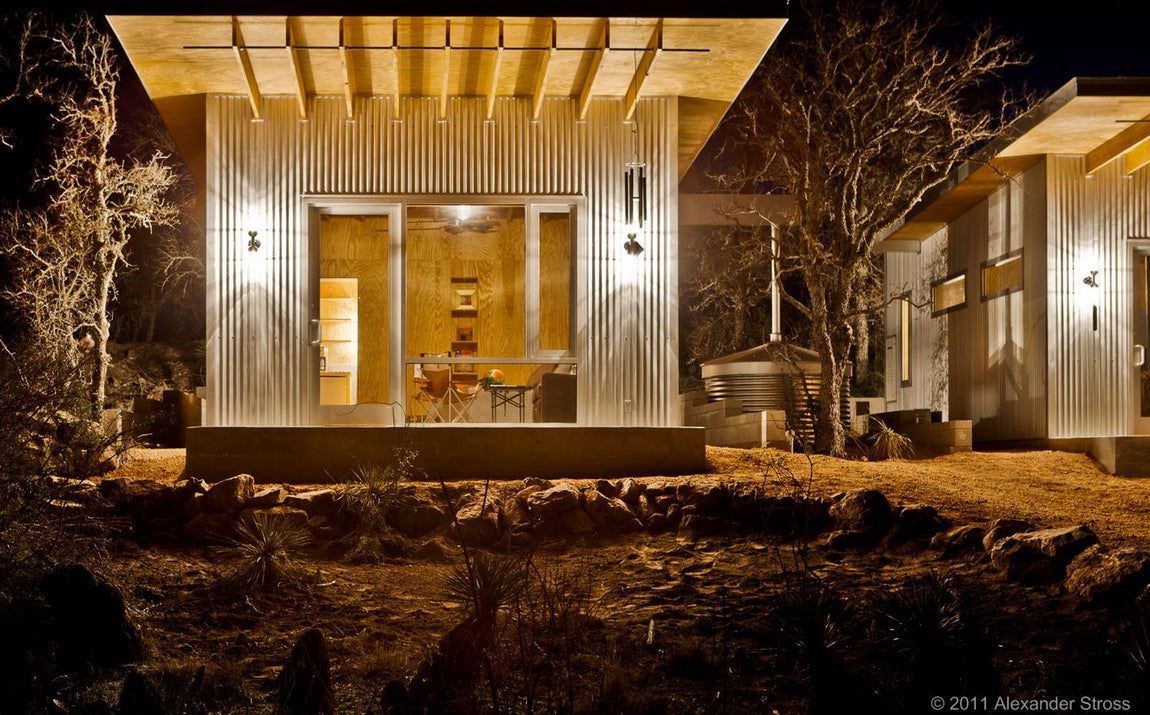 Ocho amigos construyeron un pueblo para estar juntos. A las afueras de Austin, Texas, cuatro hectáreas de terreno albergan las cabañas ecológicas de cuatro parejas de amigos que decidieron apostar por estas más cerca unos de otros y de la naturaleza. Con la ayuda del arquitecto Matt García e inspirados por el movimiento de las min-casas han creado un entorno respetuoso con el medio ambiente que potencia la vida en comunidad pero deja un espacio para la intimidad de cada pareja.