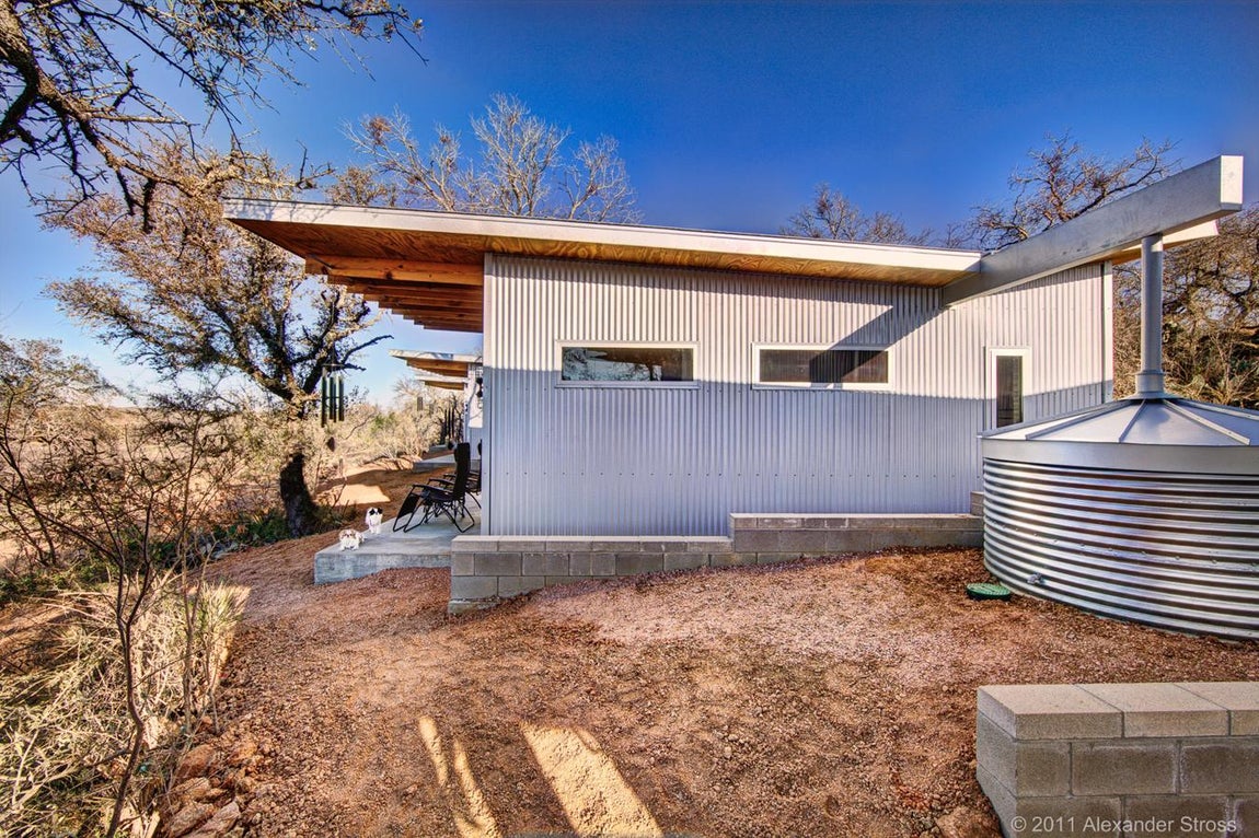 Ocho amigos construyeron un pueblo para estar juntos. A las afueras de Austin, Texas, cuatro hectáreas de terreno albergan las cabañas ecológicas de cuatro parejas de amigos que decidieron apostar por estas más cerca unos de otros y de la naturaleza. Con la ayuda del arquitecto Matt García e inspirados por el movimiento de las min-casas han creado un entorno respetuoso con el medio ambiente que potencia la vida en comunidad pero deja un espacio para la intimidad de cada pareja.