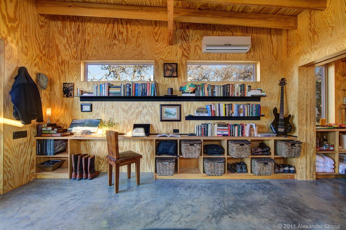 Ocho amigos construyeron un pueblo para estar juntos. A las afueras de Austin, Texas, cuatro hectáreas de terreno albergan las cabañas ecológicas de cuatro parejas de amigos que decidieron apostar por estas más cerca unos de otros y de la naturaleza. Con la ayuda del arquitecto Matt García e inspirados por el movimiento de las min-casas han creado un entorno respetuoso con el medio ambiente que potencia la vida en comunidad pero deja un espacio para la intimidad de cada pareja.