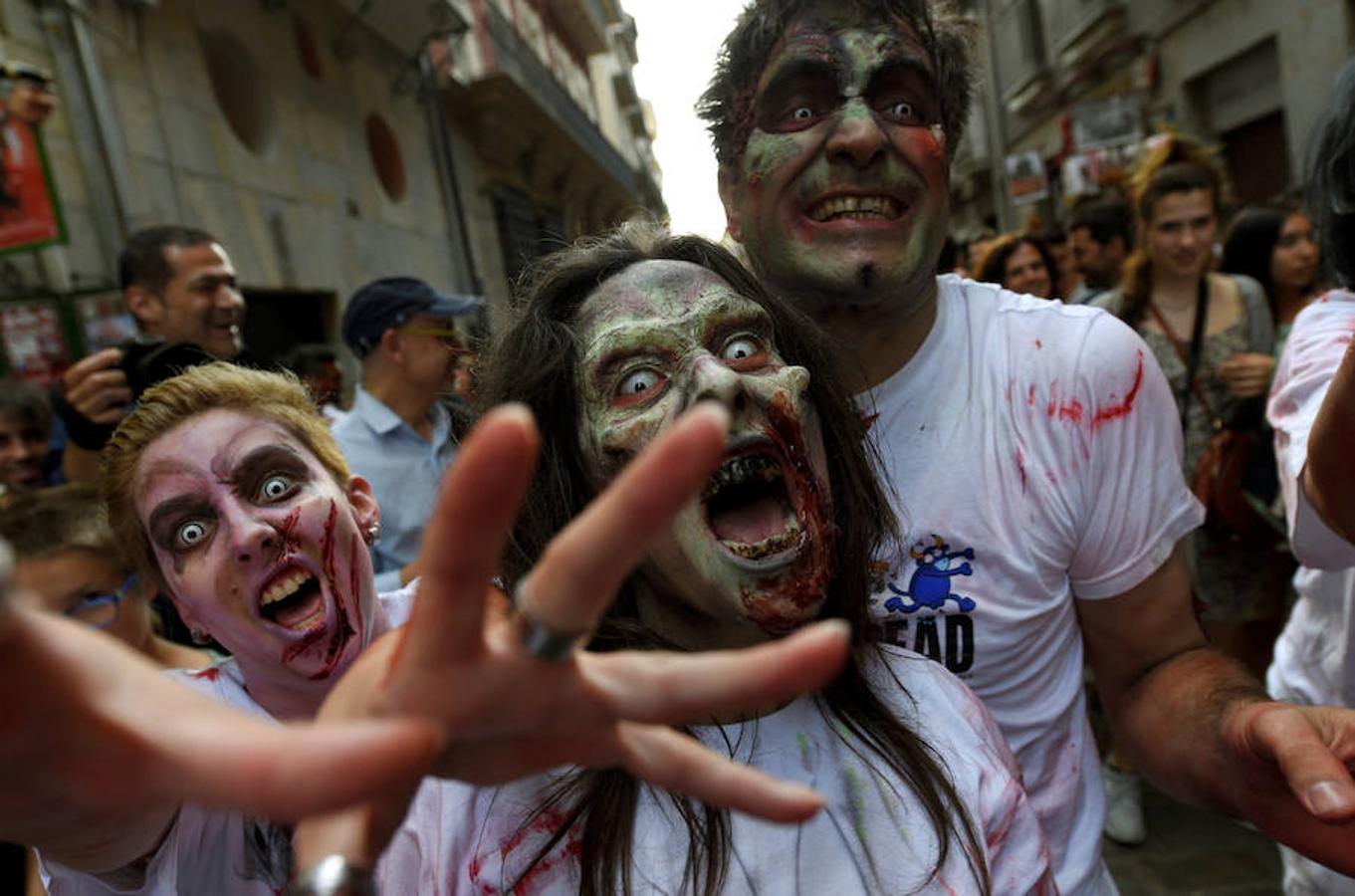 Más de 20 actores disfrazados de zombis se han abierto paso desde la tienda de Kukkxumusu en la calle Mercaderes y han hecho el recorrido del encierro. 