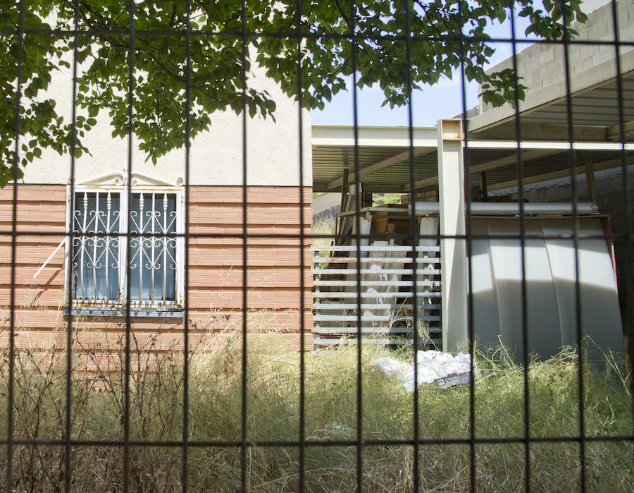 4. Vista del domicilio, tras las rejas