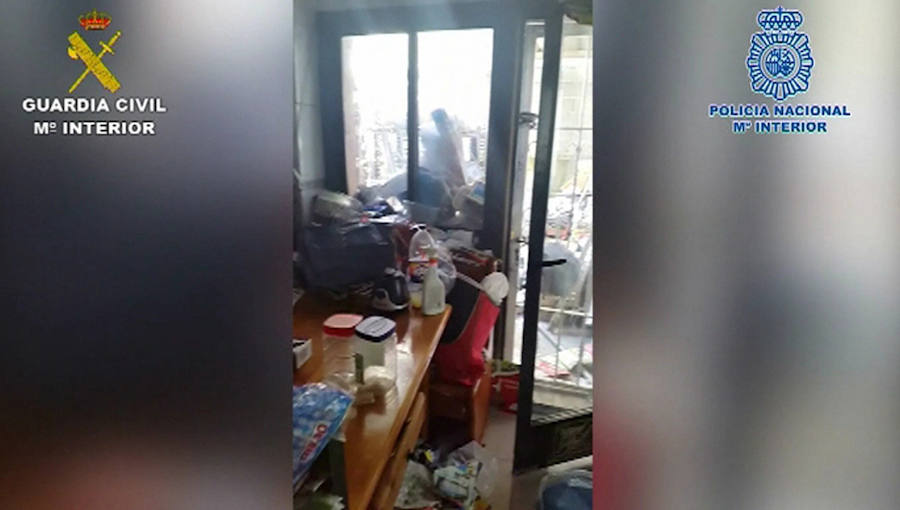 9. El desordenado estado del cuarto en el que permanecía el joven realizando páginas web, una labor de la que vivían padre e hijo