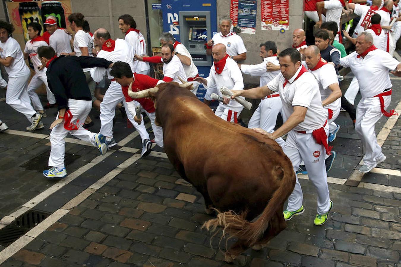 Ha sido en la calle de Mercaderes donde la manada ha comenzado a romperse por completo y solo dos toros han llegado con relativa normalidad a los chiqueros de la plaza de toros. 