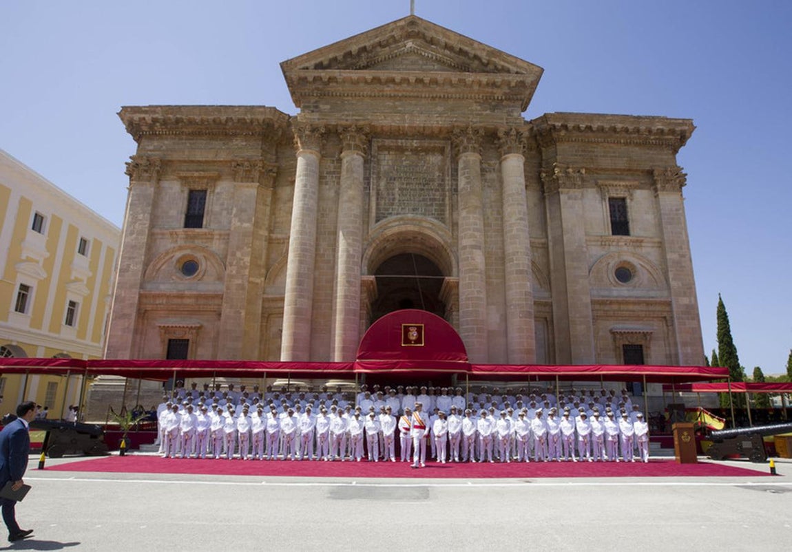 Felipe VI entrega en San Fernando los Reales Despachos