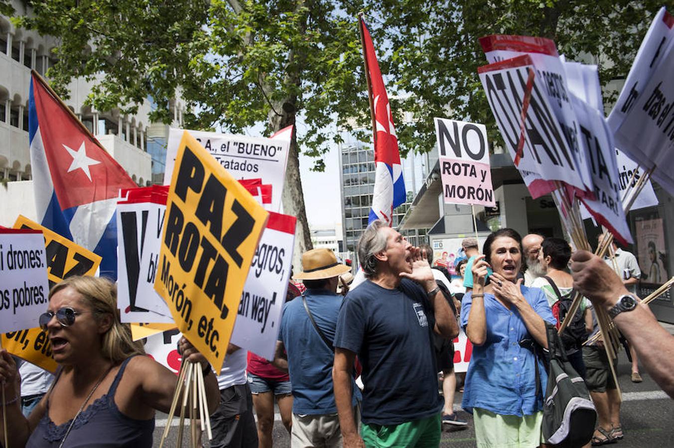 Vista de la concentración que ha tenido lugar hoy frente a la embajada de Estados Unidos en Madrid, convocada por las Marchas de la Dignidad, para denunciar lo que consideran «las mentiras del imperialismo»