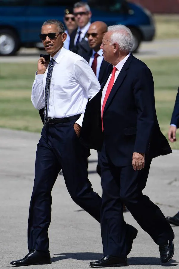 El presidente de EEUU, Barack Obama, acompañado por el ministro de Asuntos Exteriores en funciones, José Manuel García-Margallo (d) en la base aérea de Torrejón de Ardoz (Madrid)
