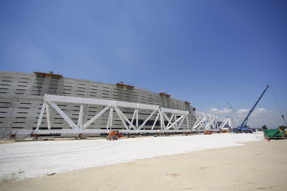 10.. El anillo de compresión exterior que atraviesa a través de norte a sur y de este a oeste 246 el estadio se compone de vigas de acero blancas
