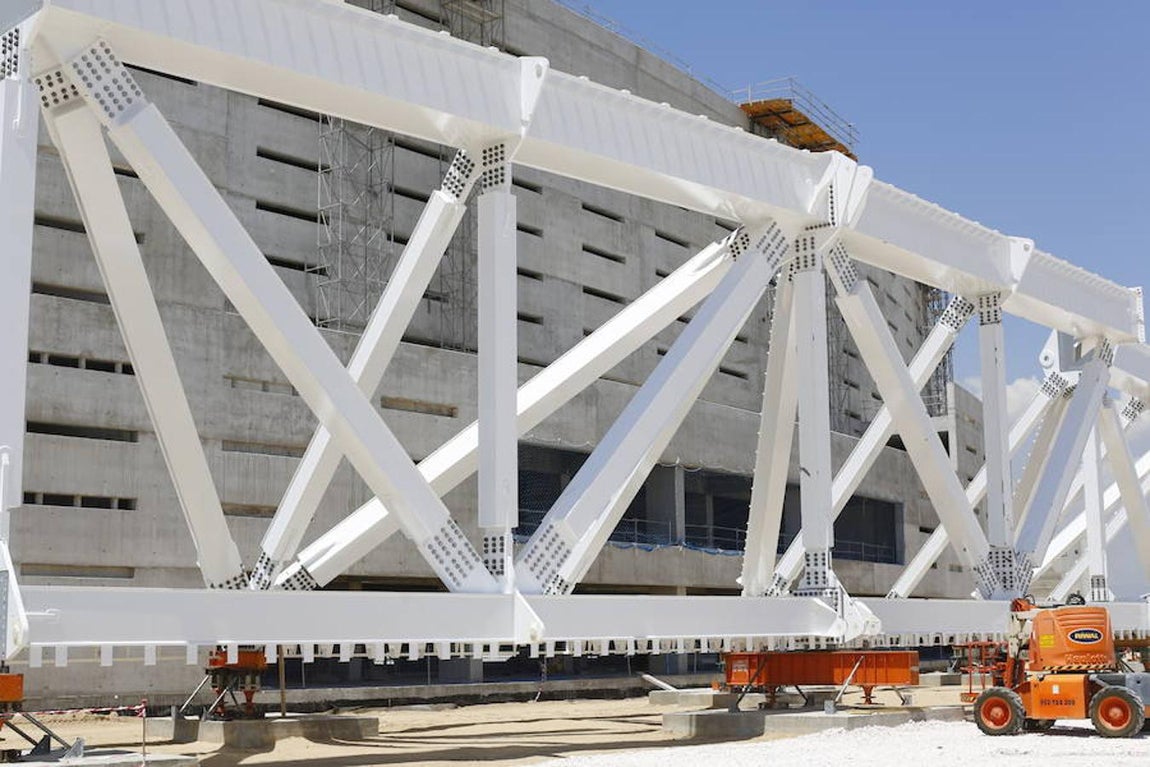 11.. Uno de los módulos que forman parte de la estructura de la cubierta del estadio