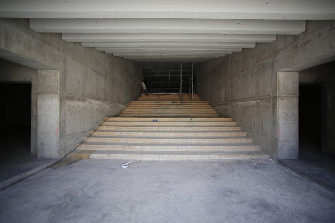 17.. Las escaleras de bajada al campo desde el túnel de vestuario
