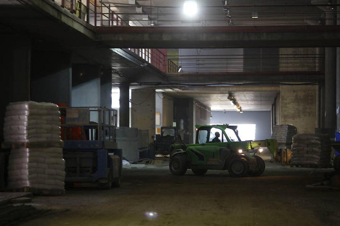 22.. Los obreros ultiman los acabados de los suelos y las paredes del estadio