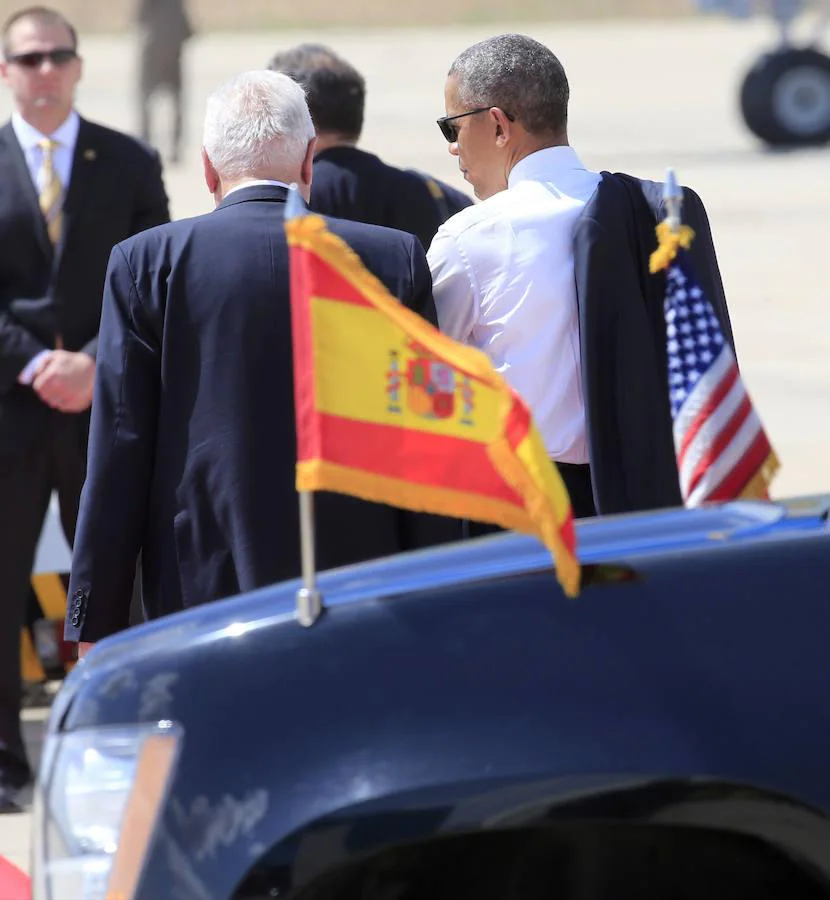 Barack Obama, acompañado por el ministro de Asuntos Exteriores en funciones, José Manuel García-Margallo (d) en la base aérea de Torrejón de Ardoz 