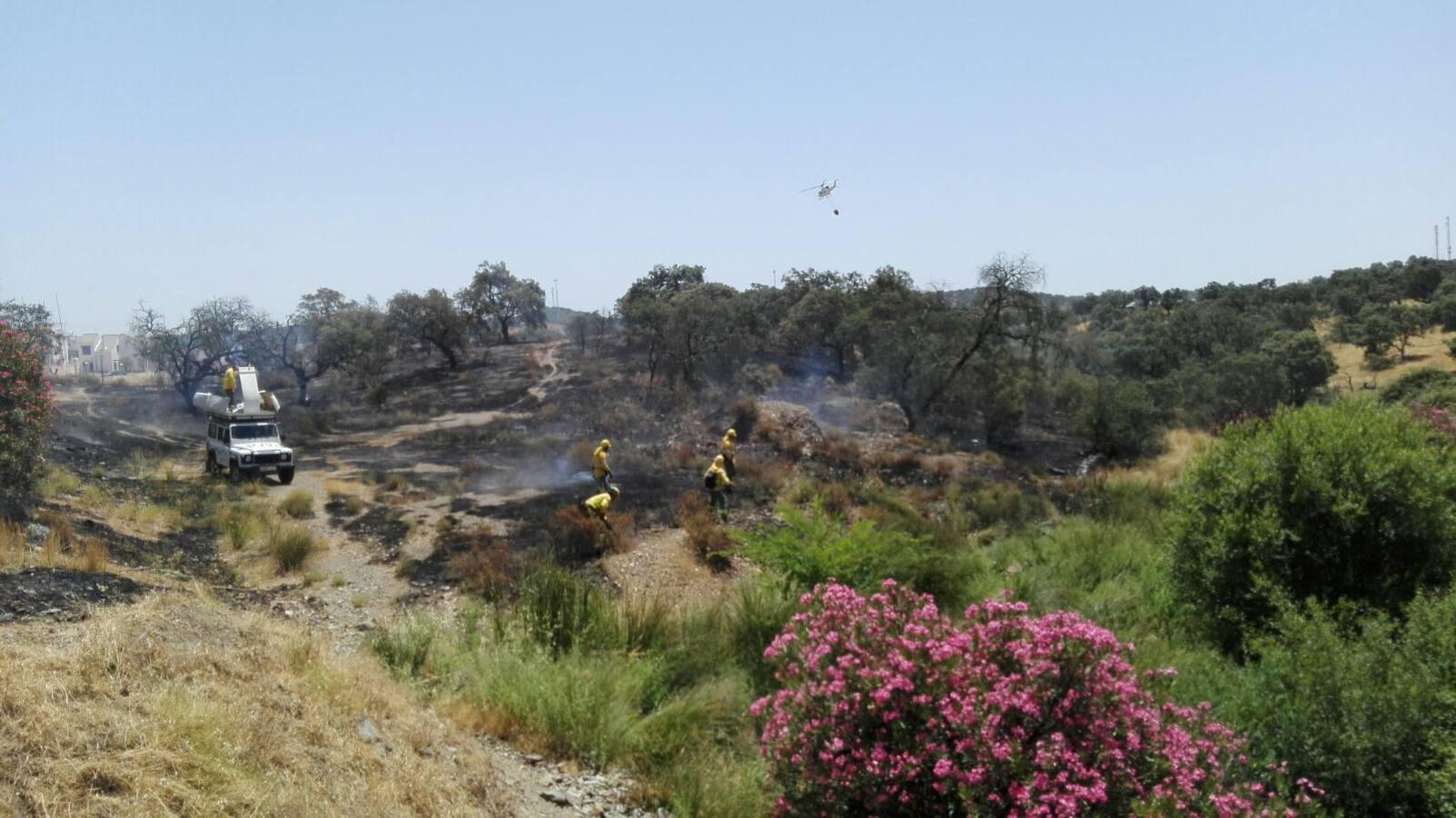 Un incendio de pastos obliga a desalojar la piscina del Ronquillo