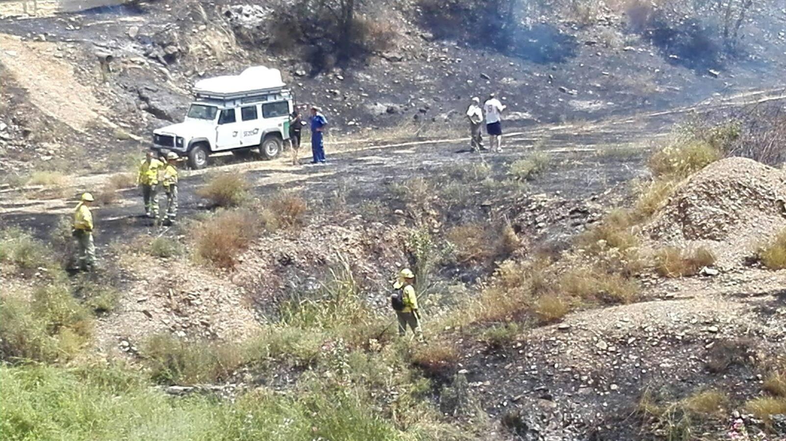 Un incendio de pastos obliga a desalojar la piscina del Ronquillo