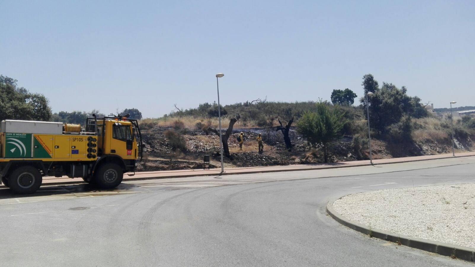 Un incendio de pastos obliga a desalojar la piscina del Ronquillo