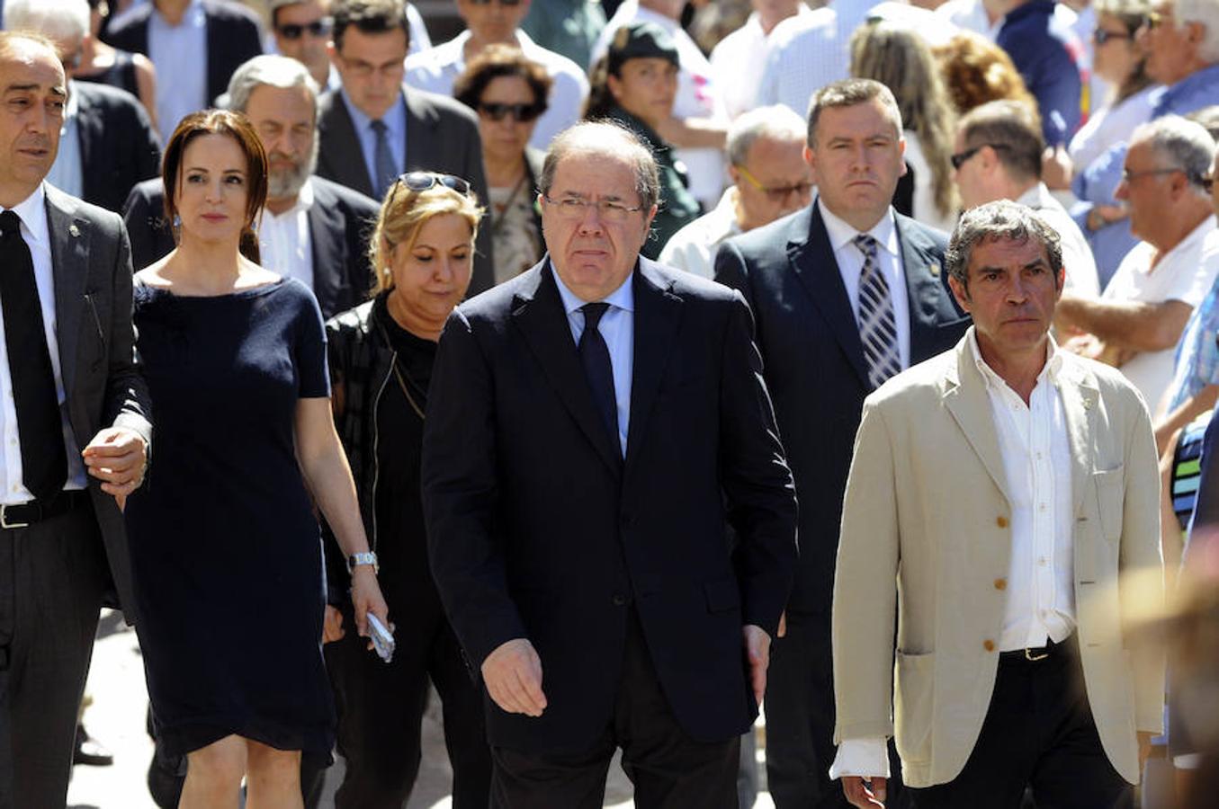 El presidente de Castilla y León, Juan Vicente Herrera (c); la presidenta de las Cortes, Silvia Clemente (2i); y la vicepresidenta del Ejecutivo castellanoleonés, Rosa Valdeón (3i). 