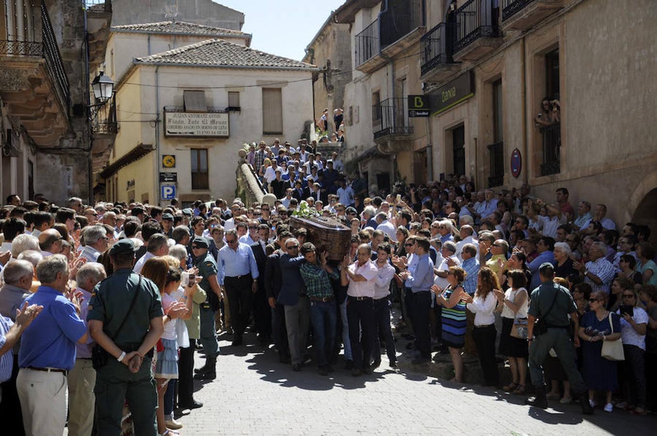 Los vecinos de Sepúlveda han arropado a los familiares y los amigos del matador en su último adiós. 