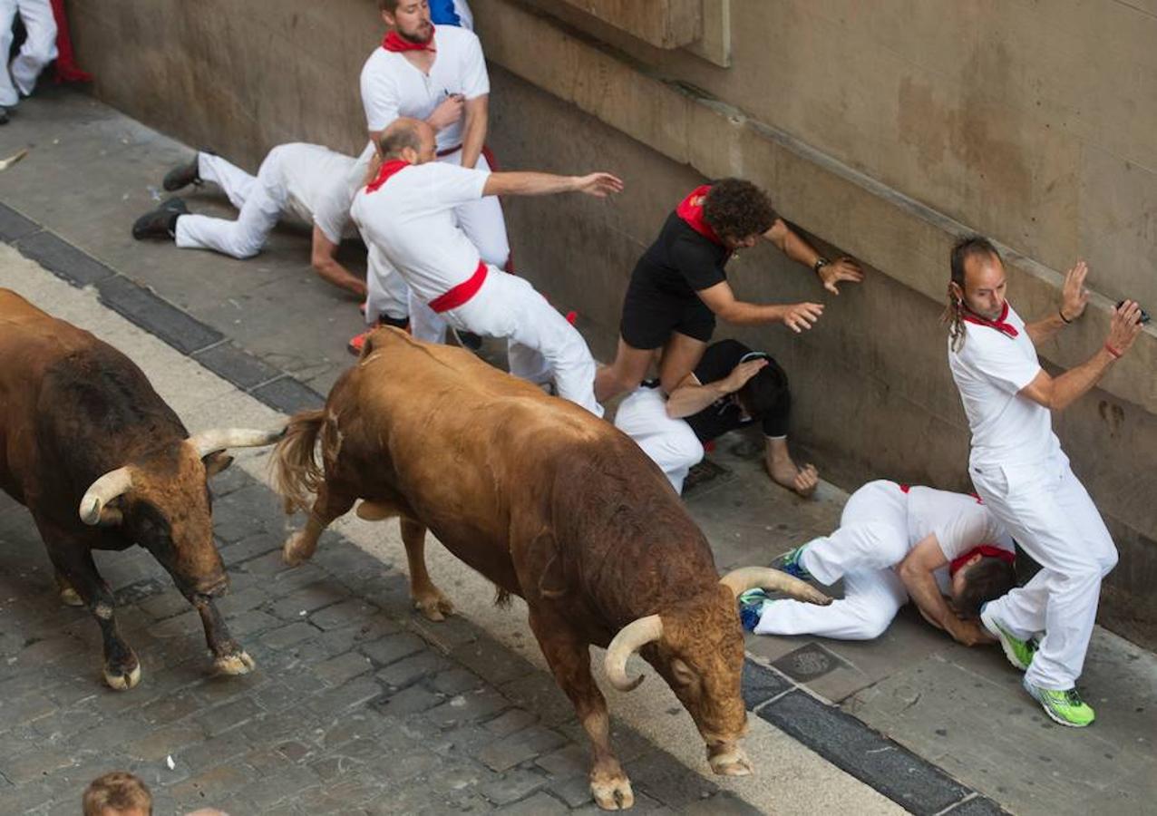 El momento más peligroso del encierro se ha producido tras caer uno de los toros en Telefónica y el otro después en el Callejón