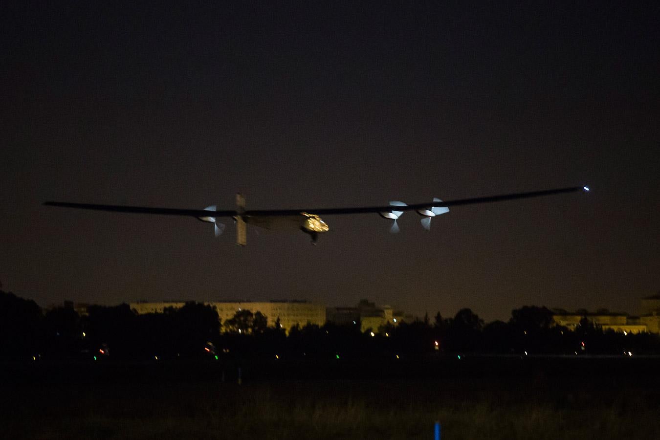 Así ha sido el despegue del Solar Impulse II del aeropuerto de Sevilla