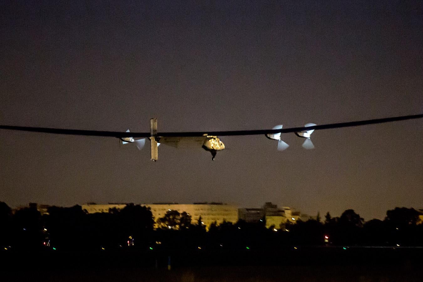 Así ha sido el despegue del Solar Impulse II del aeropuerto de Sevilla