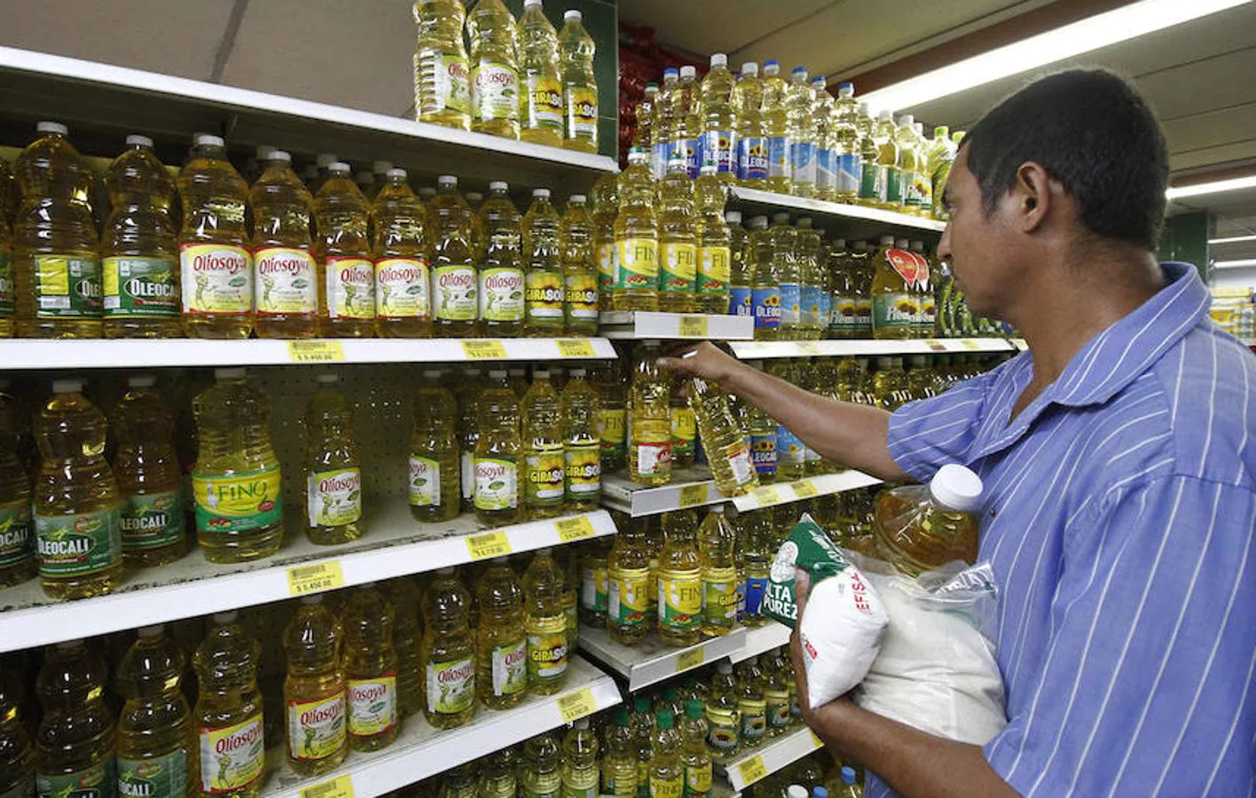 Un hombre observa el estante de aceite en un supermercado de Cucutá, Colombia. 