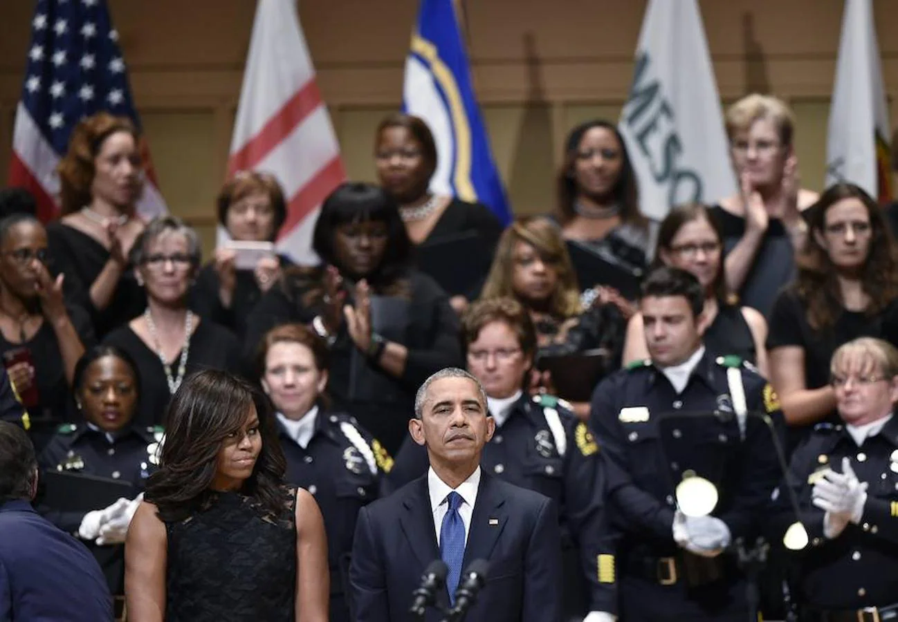 El presidente y la primera dama estadounidenses en un momento de la ceremonia en honor a los cinco policías muertos en el tiroteo de Dallas