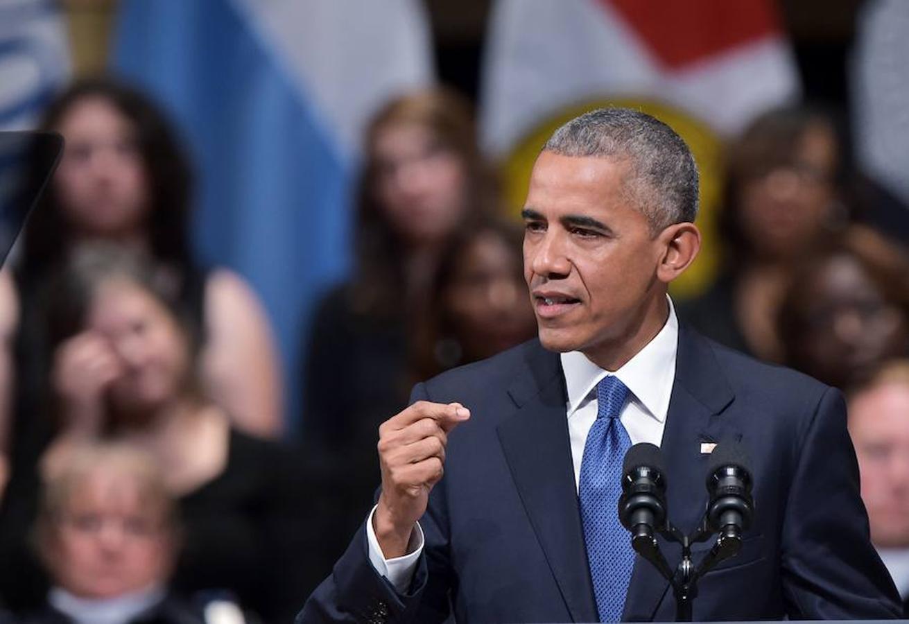 El dirigente estadounidense, Barack Obama, ofrece un discurso en el memorial. 