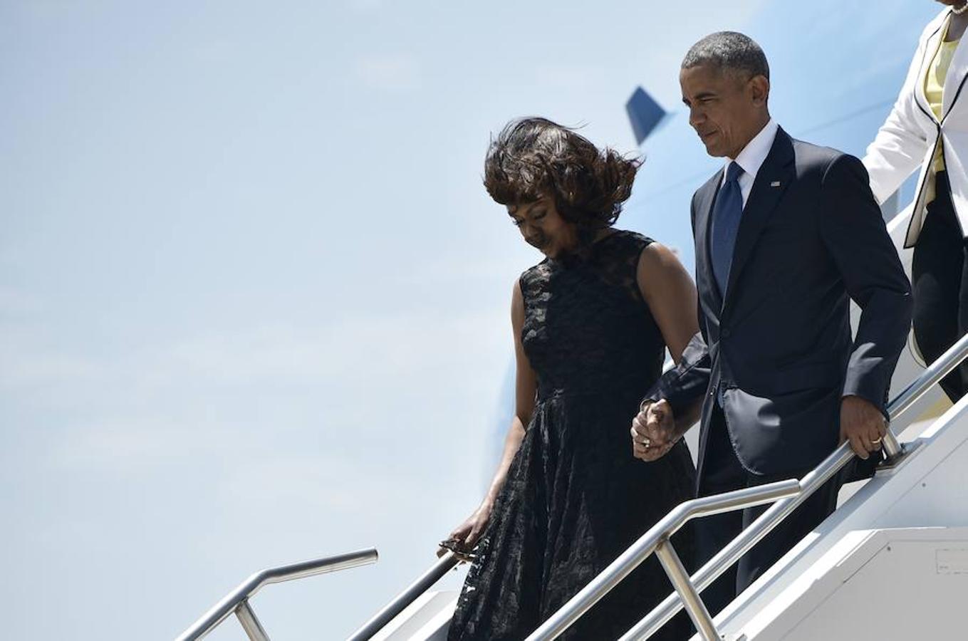 El mandatario norteamericano, Barack Obama, llega a Dallas acompañado de su esposa, Michelle Obama. 