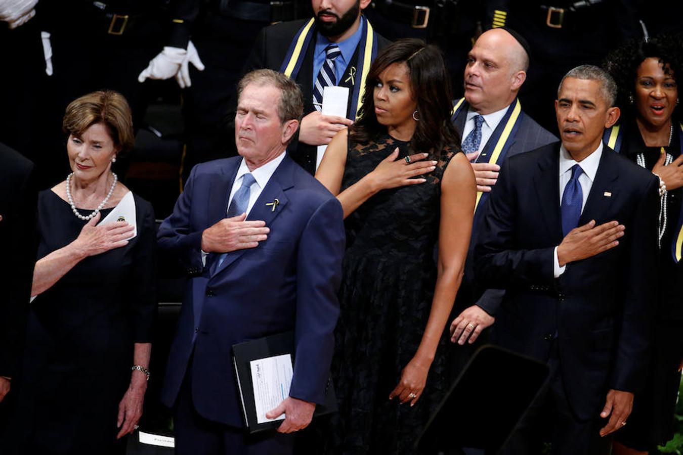 Los antiguo y actual presidentes de Estados Unidos, George Bush y Barack Obama. Junto a sus esposas canta el himno nacional. 