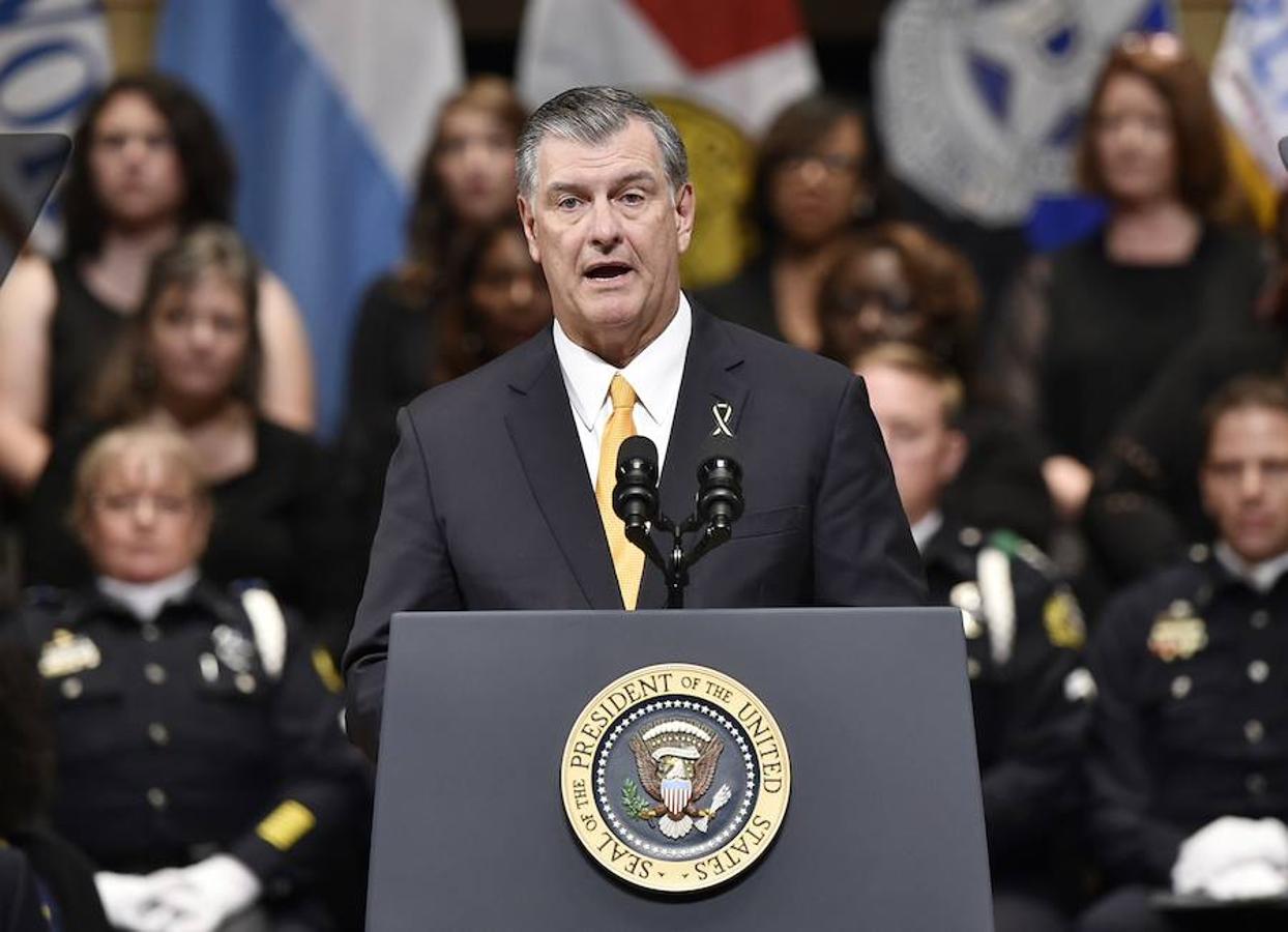 El alcalde de Dallas, Mike Rawlings, habla durante el funeral. 