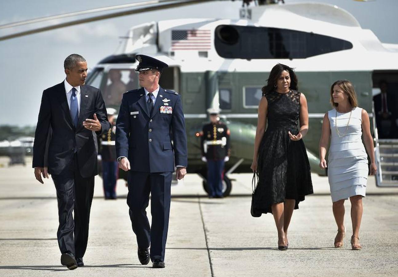 El presidente de Estados Unidos, Barack Obama, camina junto con su esposa, Michelle Obama, hacia el Air Force One antes de partir rumbo a Dallas. 