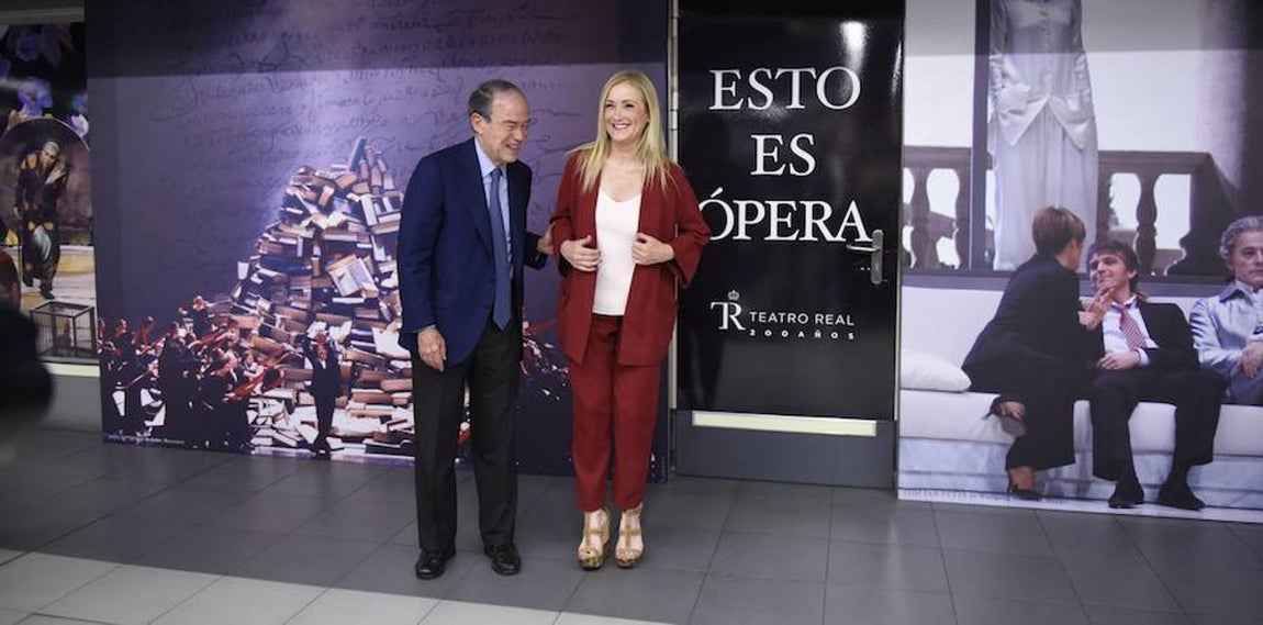 3. El presidene del Real y la presidenta regional posan sonrientes ante los medios