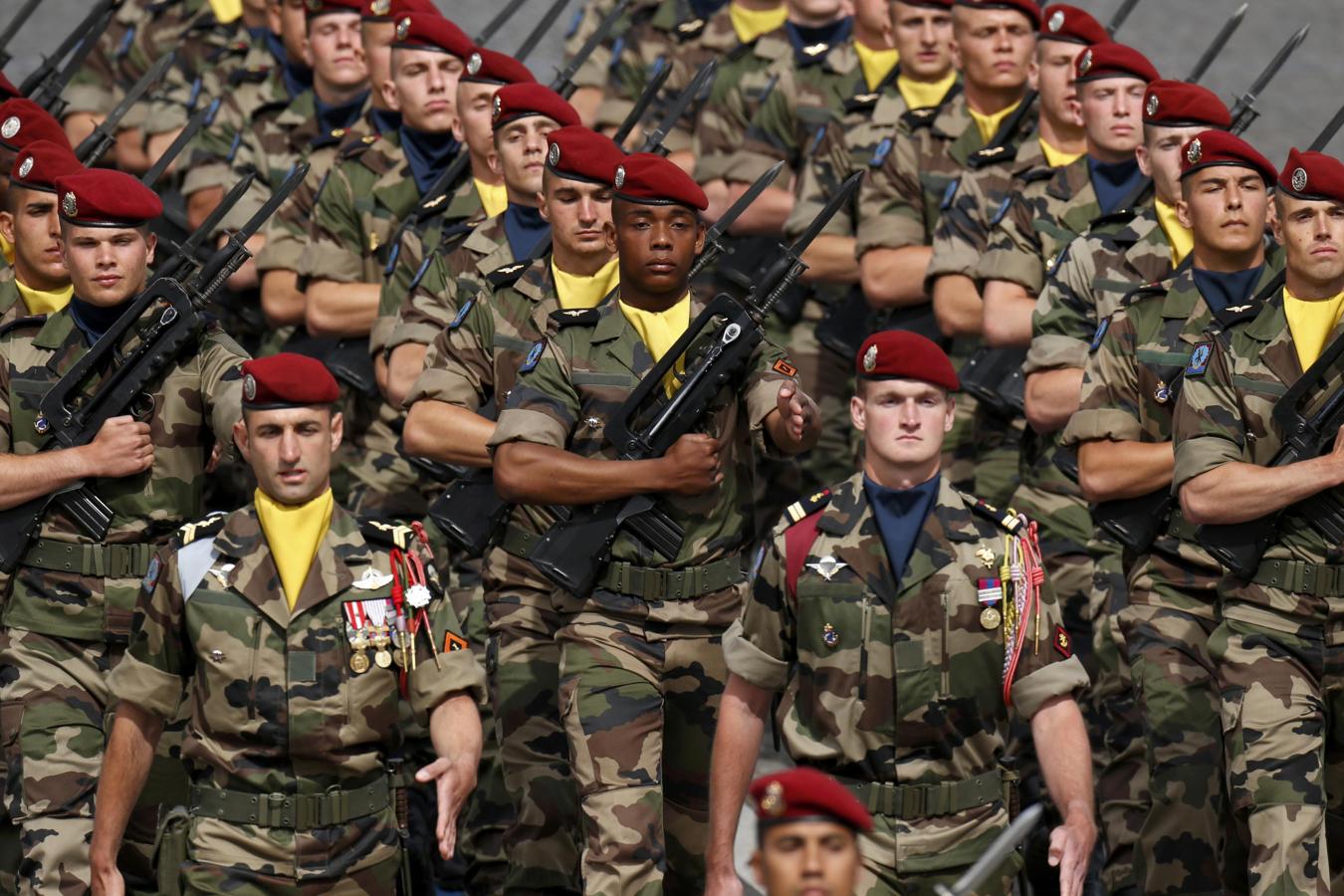 Tropas de la operción Sangaris, en la República Centroafricna, participan en el desfile. 