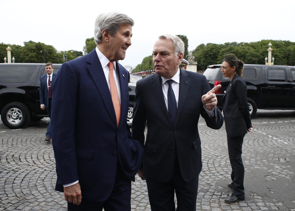 El secretario de Estado norteamericano, John Kerry, y el ministro de Asuntos Exteriores francés, Jean-Marc Ayrault, asisten al desfile. 